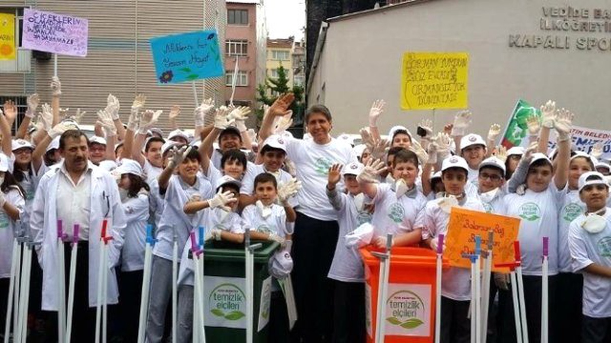 Belediye Başkanı Çocuklarla Birlikte Sokakları Temizledi