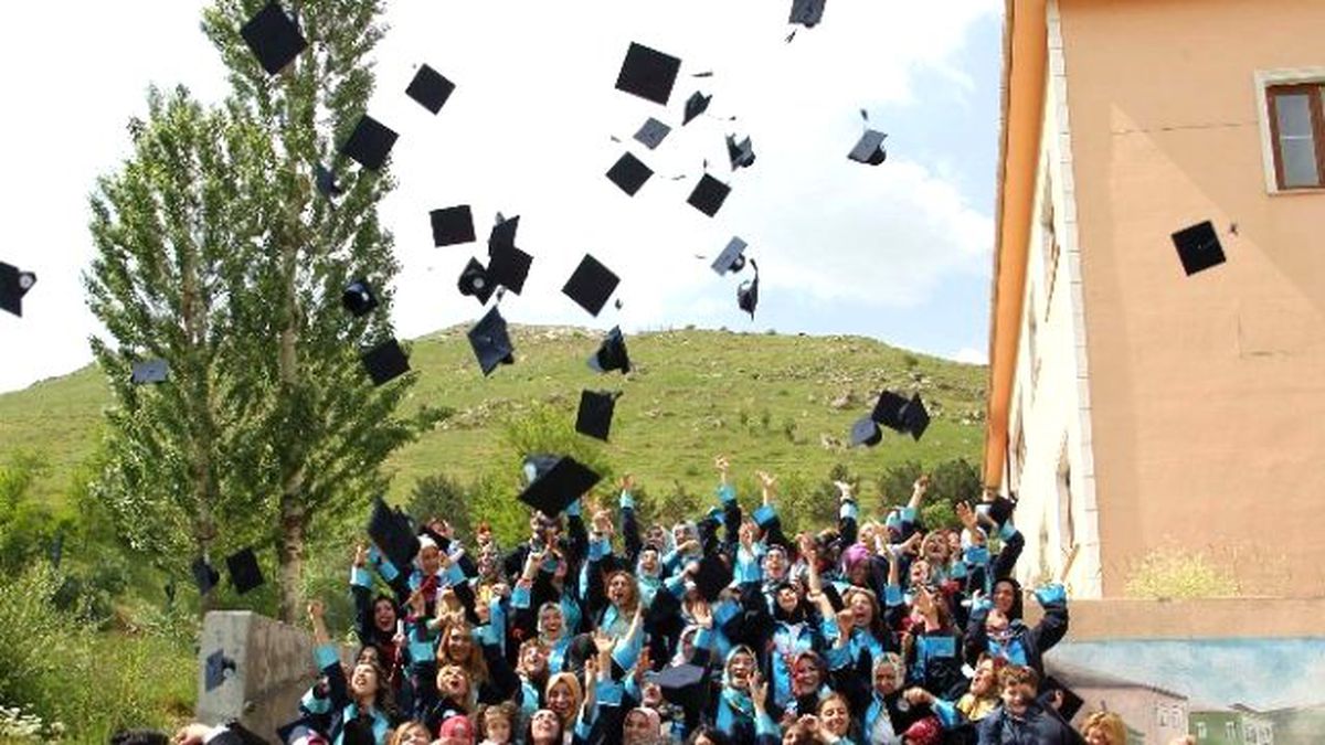 Bitlis Eren Üniversitesi\'nde Mezuniyet Sevinci