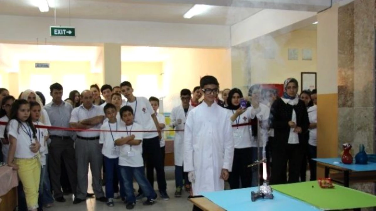 Bucak TOKİ Ortaokulu, Tübitak Bilim Fuarı\'nı Açtı