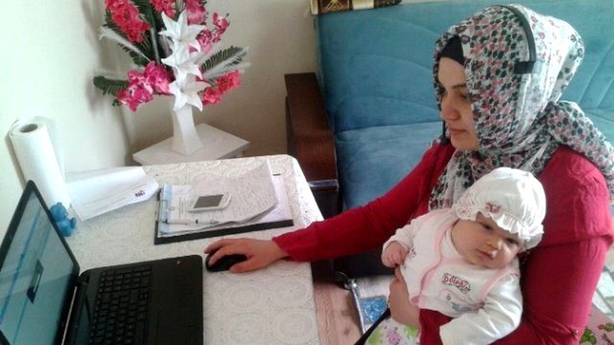 Çağrı Merkezi Çalışanı Anne, Kucağındaki Bebeğiyle Hizmet Veriyor