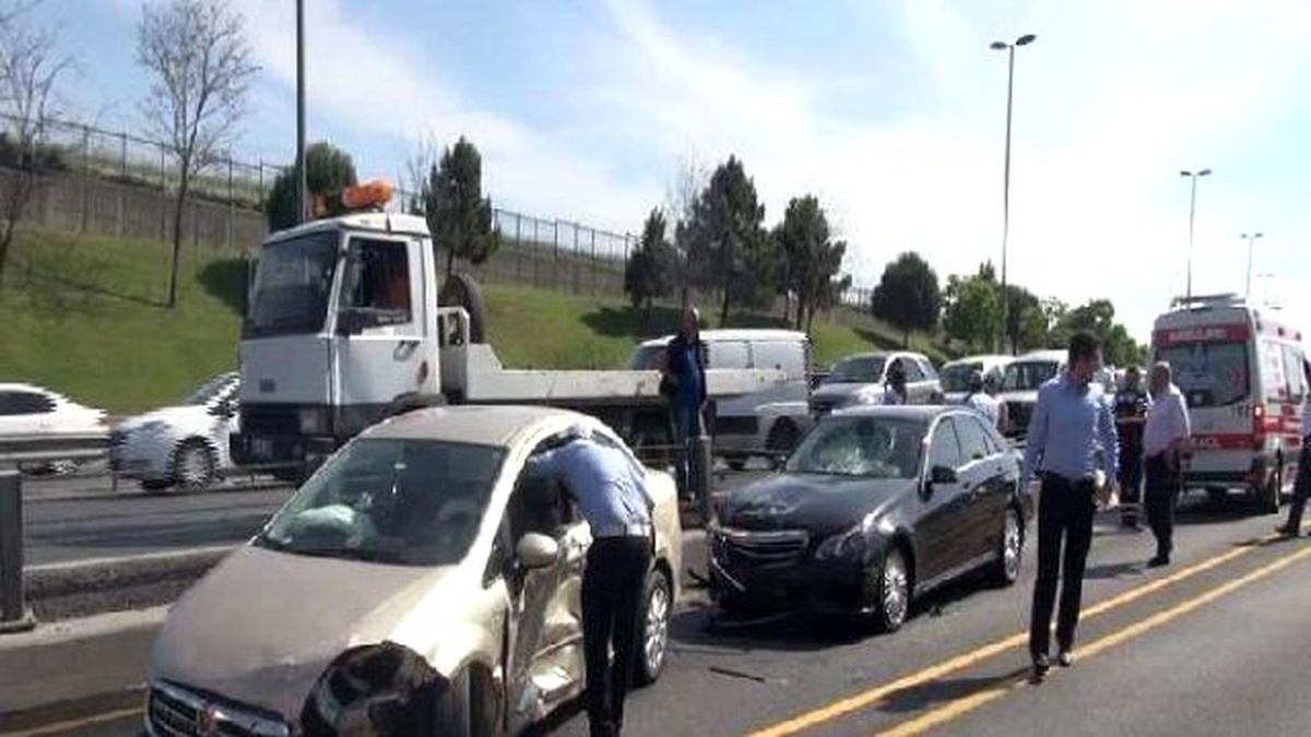 Çarpışan İki Otomobil Metrobüs Yoluna Girdi: 4 Yaralı