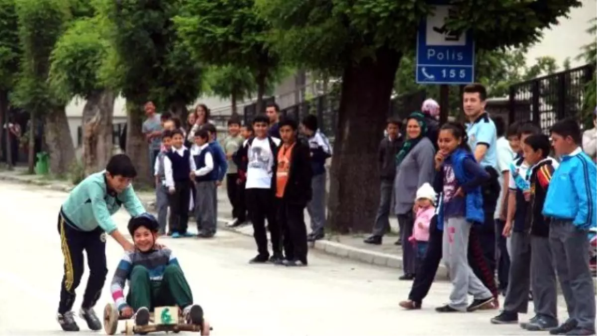 Çocuklar Tornetlerle Yarıştı