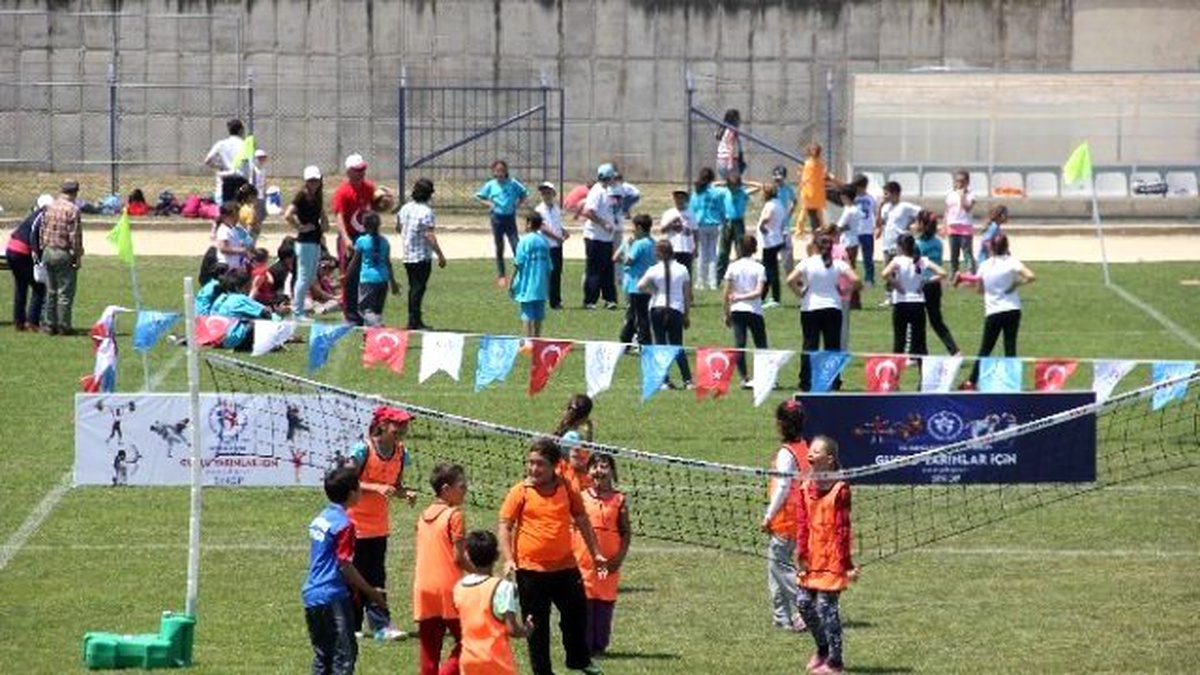 Çocuklar Yeşil Sahalarda Eğlendi