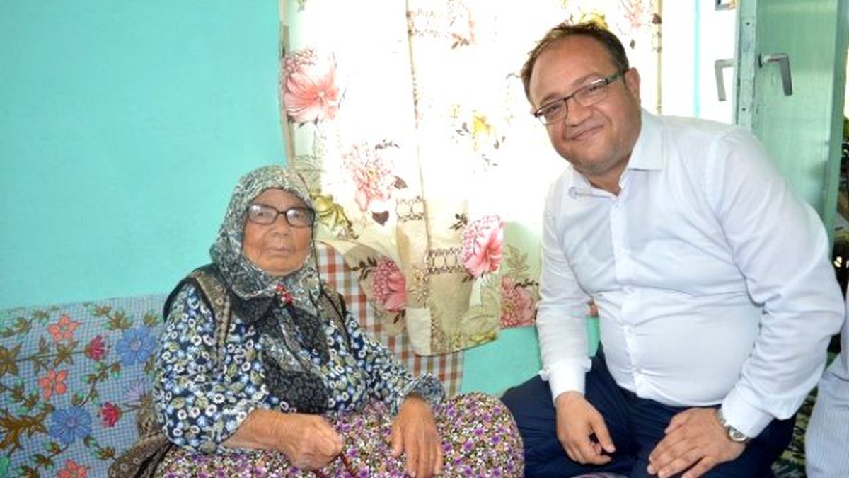 Cumhurbaşkanı ve Başbakan İçin Her Gün Tespih Çekip Dua Ediyor
