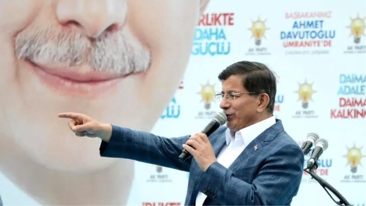 Davutoğlu Konuşurken CHP\'li Gençler Pankart Açtı