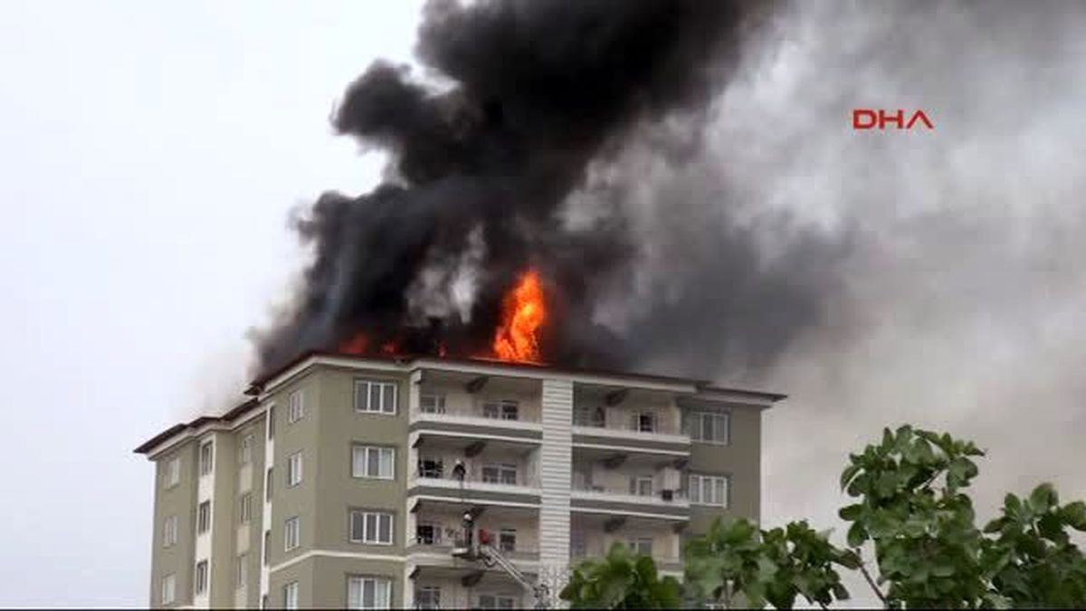 Gaziantep\'te 11 Katlı Apartmanda Yangın