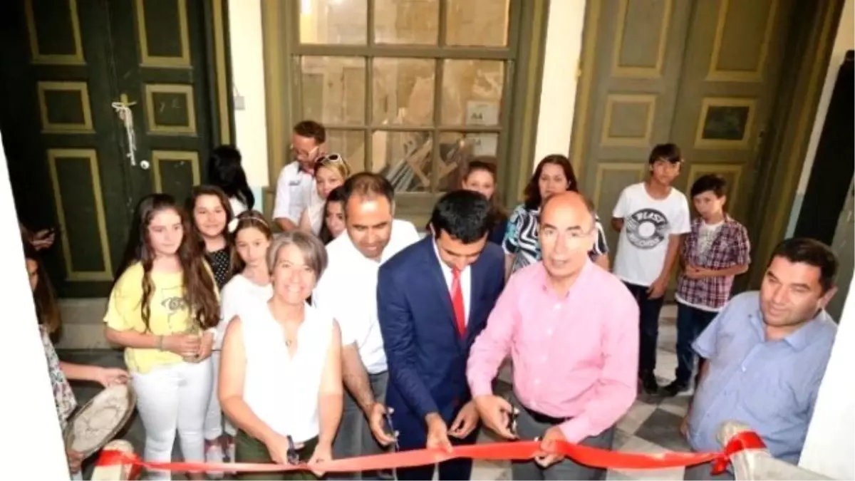 Harçlıklarını Taştan Çıkarmak İçin Sergi Açtılar