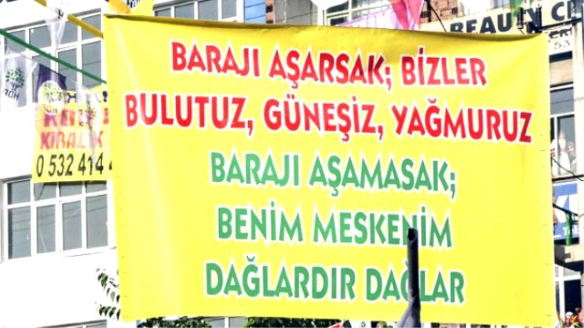 HDP\'nin Batman Mitinginde Açılan Pankarta Tepki Yağıyor