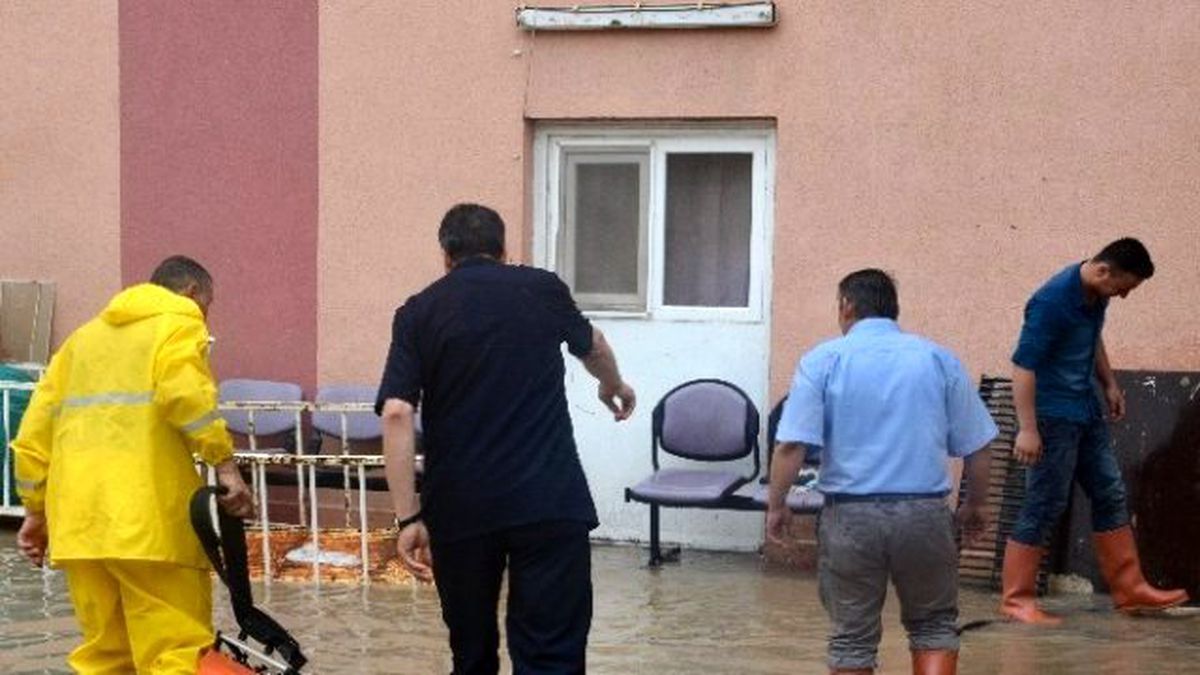 İtfaiye Ekipleri Selde Mahsur Kalan 10 Kişiyi Kurtardı