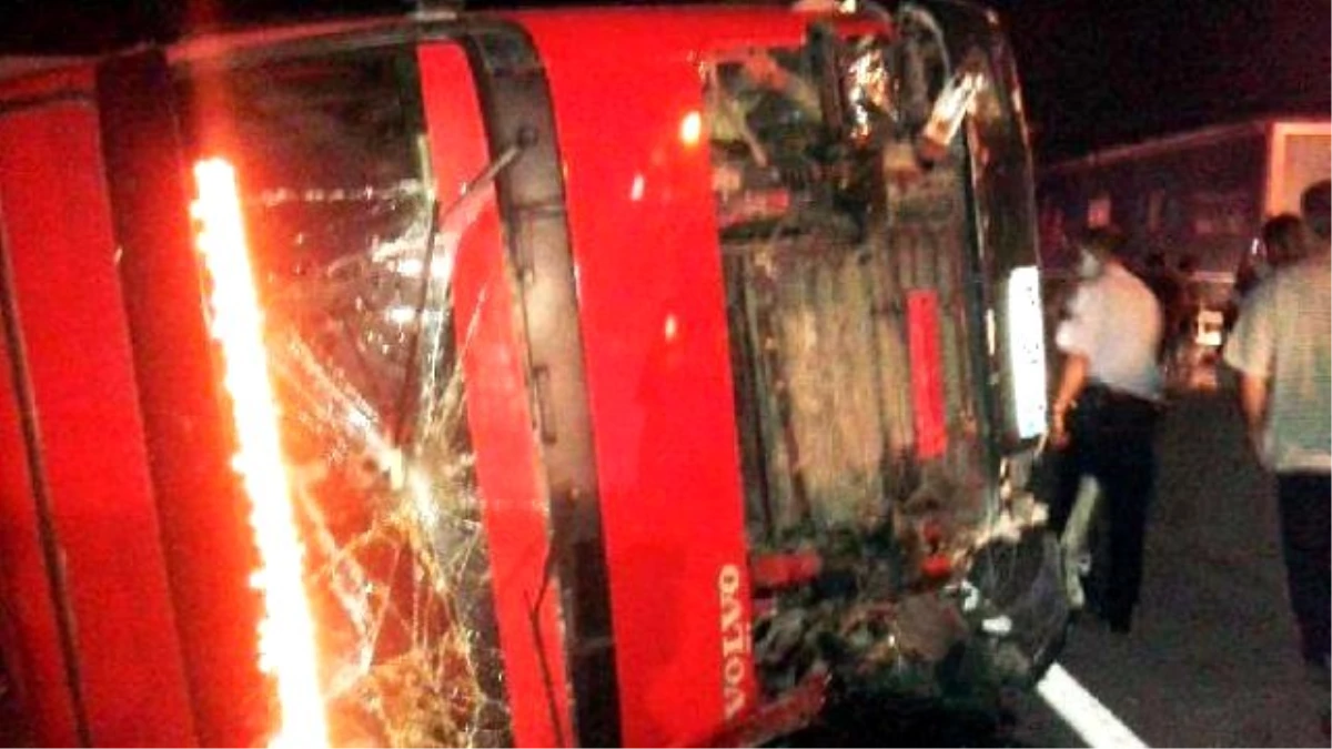 Karamürsel\'de Kaza Yapan Otobüsten 17 Kaçak Çıktı