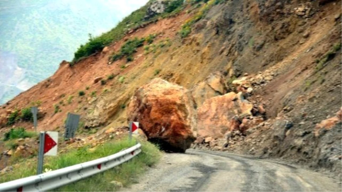 Kaya Parçası Yola Düştü