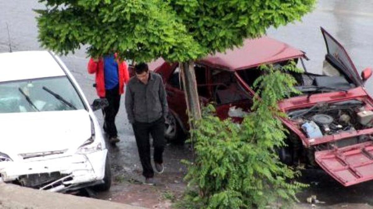 Kayseri\'de İki Otomobil Çarpıştı: 6 Yaralı