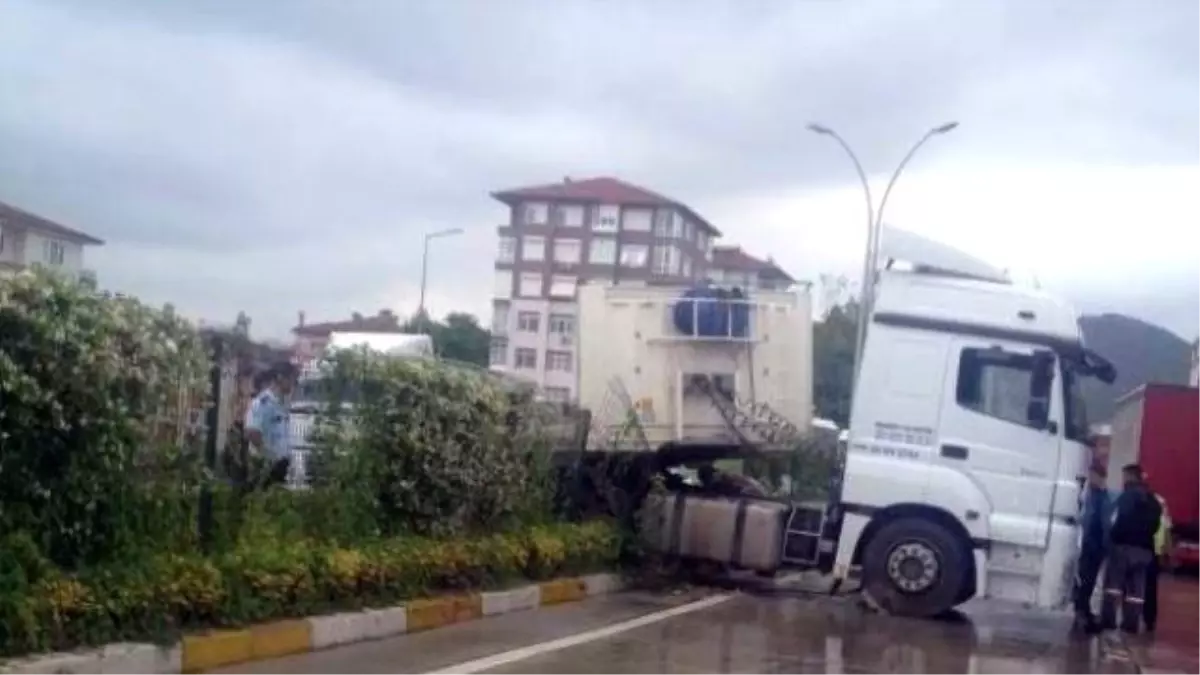 Kocaeli\'de Tır Yağmur Nedeniyle Yoldan Çıktı