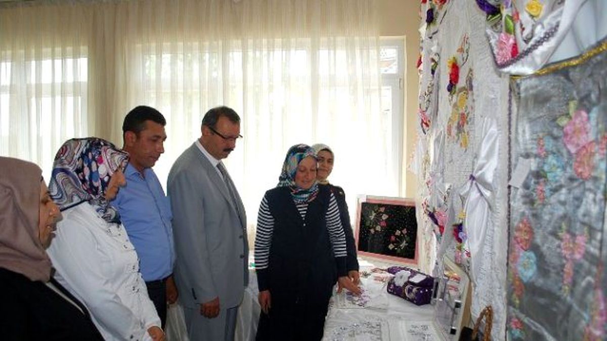Köylü Kadınlar El Emeklerini Sergiledi