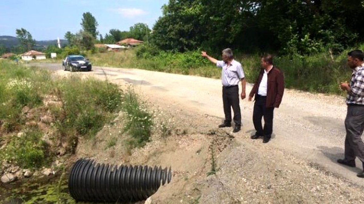 Lapseki Köy Yollarına Menfez Yapılıyor