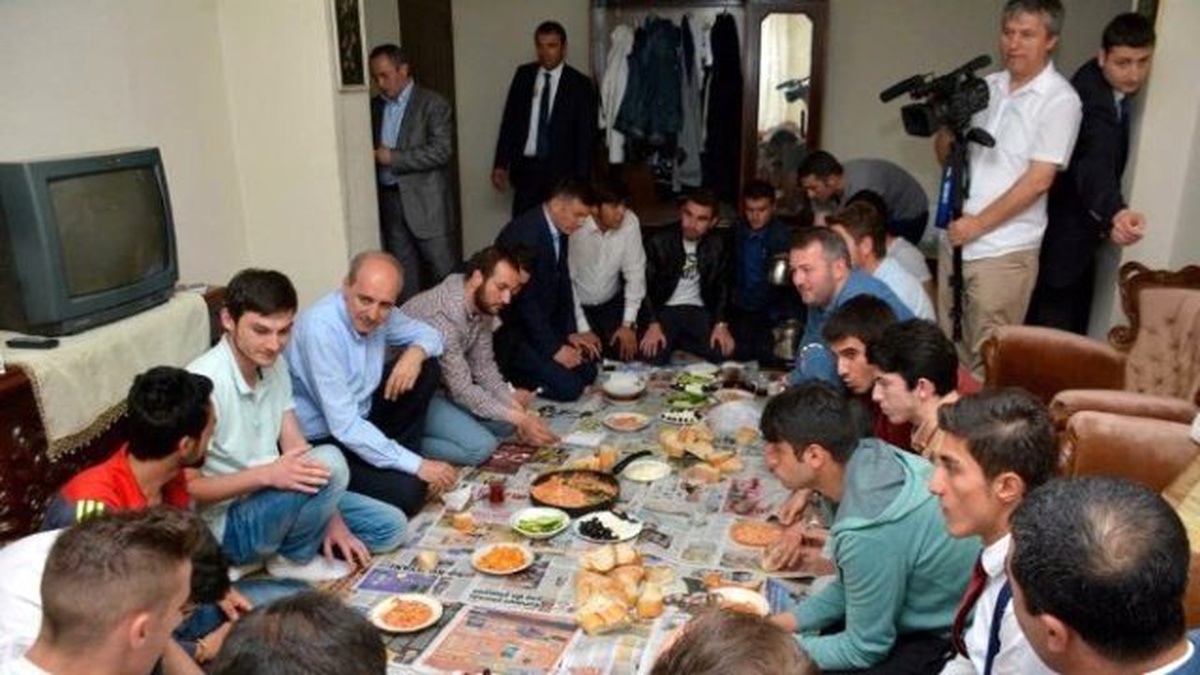 Numan Kurtulmuş Öğrencilerle Menemen Yedi