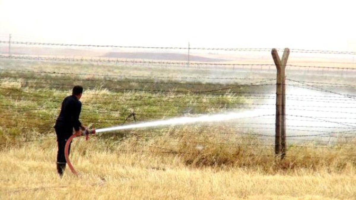 Nusaybin\'in Suriye Sınırındaki Mayınlı Alanda Yangın Çıktı