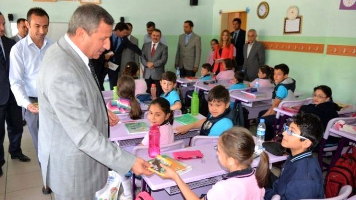 Öğrencilere Kuru Üzüm Dağıtıldı
