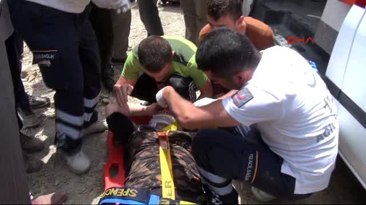 Otomobil Zap Suyu\'na Uçtu, 4 Kişilik Aileyi Vatandaşlar Kurtardı