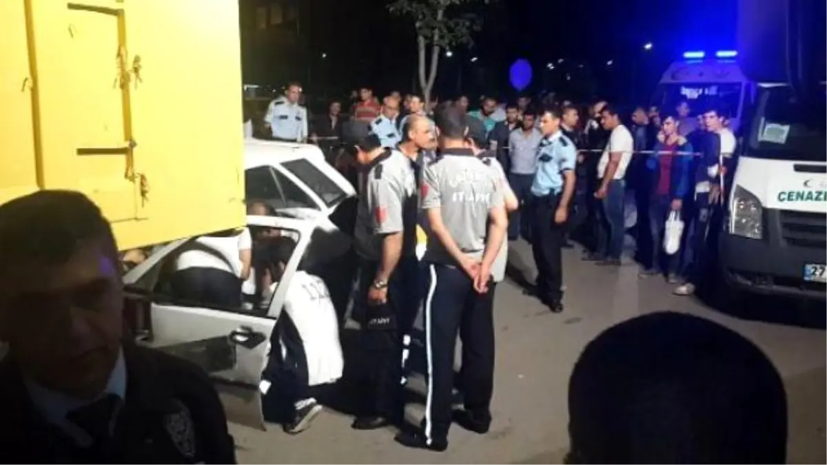 Park Halindeki Kamyona Çarpan Otomobilin Sürücüsü Öldü