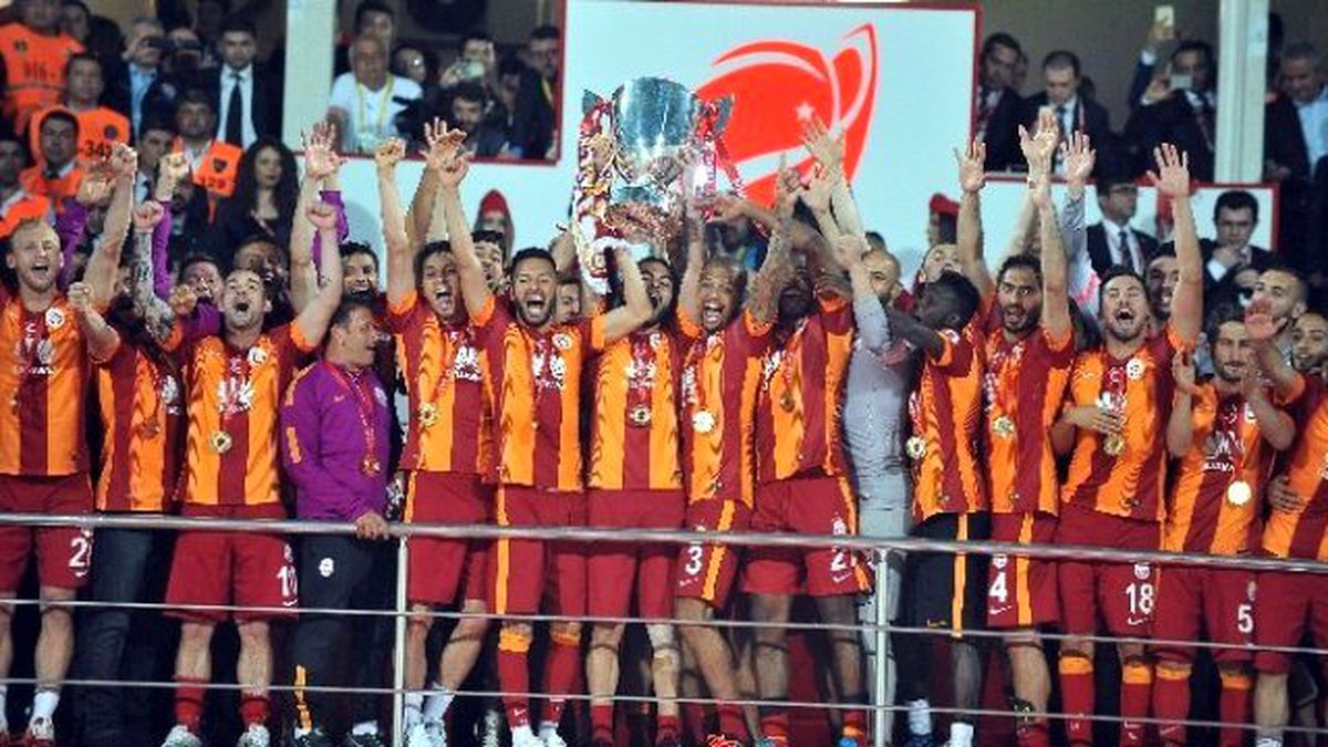 Şampiyon Kupasını Kaldırdı