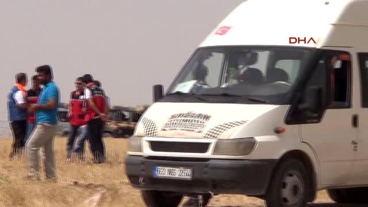 Şanlıurfa - Suriye\'deki İç Savaştan Kaçan ve Birkaç Gündür Sınır Hattında Bekletilen Suriyelilerin...