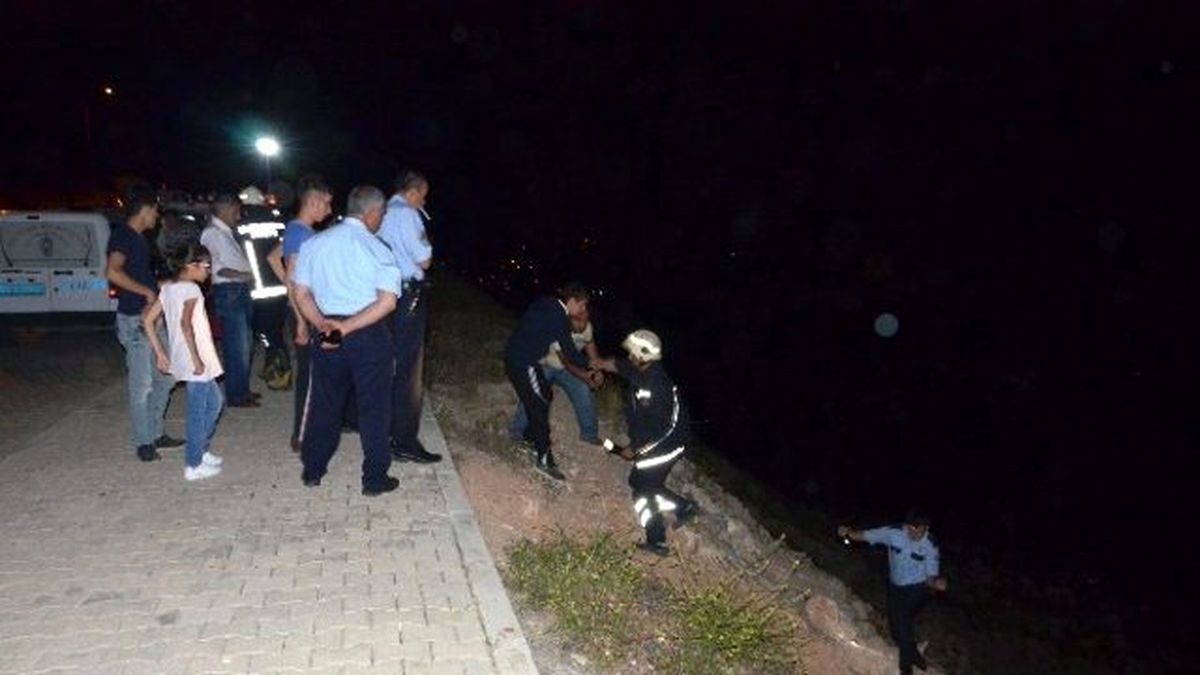 Şarampolden Uçan Araçtaki Sürücü Kaçtı