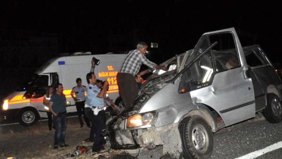 Siverek\'te Minibüs Tır\'a Çarptı: 2 Ölü, 1 Yaralı