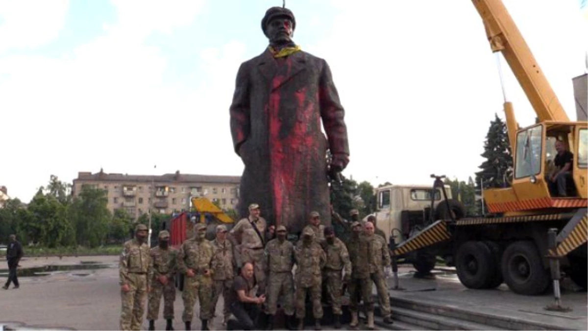 Ukrayna\'da Sökülen Lenin Heykeli Satışa Çıkarıldı