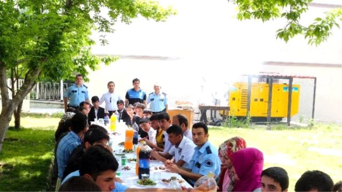 Yunak\'ta Polislerle Öğrenciler Etkinlikle Bir Araya Geldi
