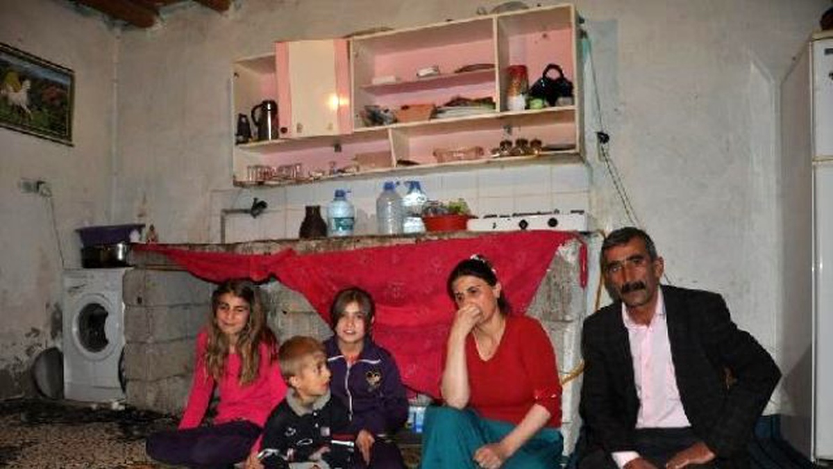 7 Kişilik Ailenin Toprak Evde Yaşam Mücadelesi