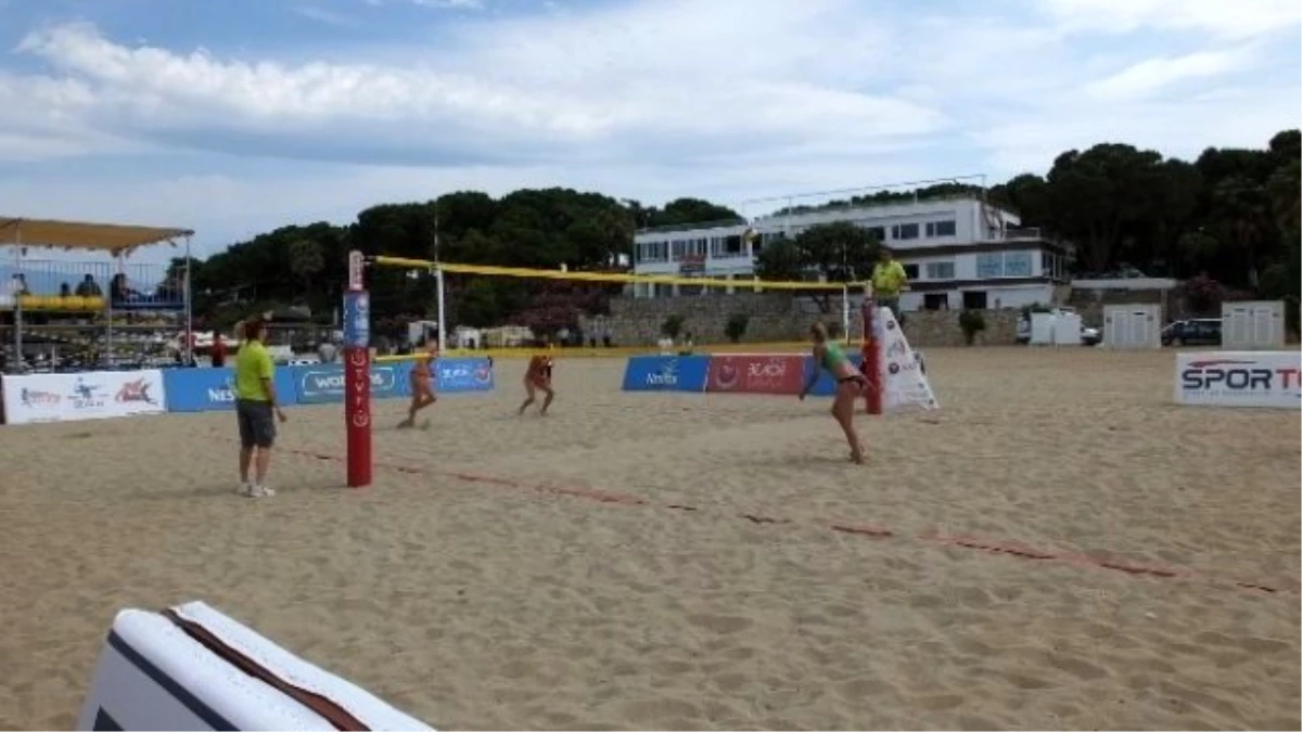 Burhaniye\'de Plaj Voleybolu Balkan Şampiyonası Başladı