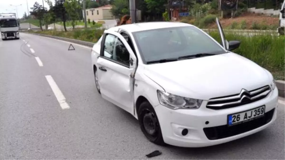 CHP Adayı Çakırözer\'in Otomobiline Kamyonet Çarptı