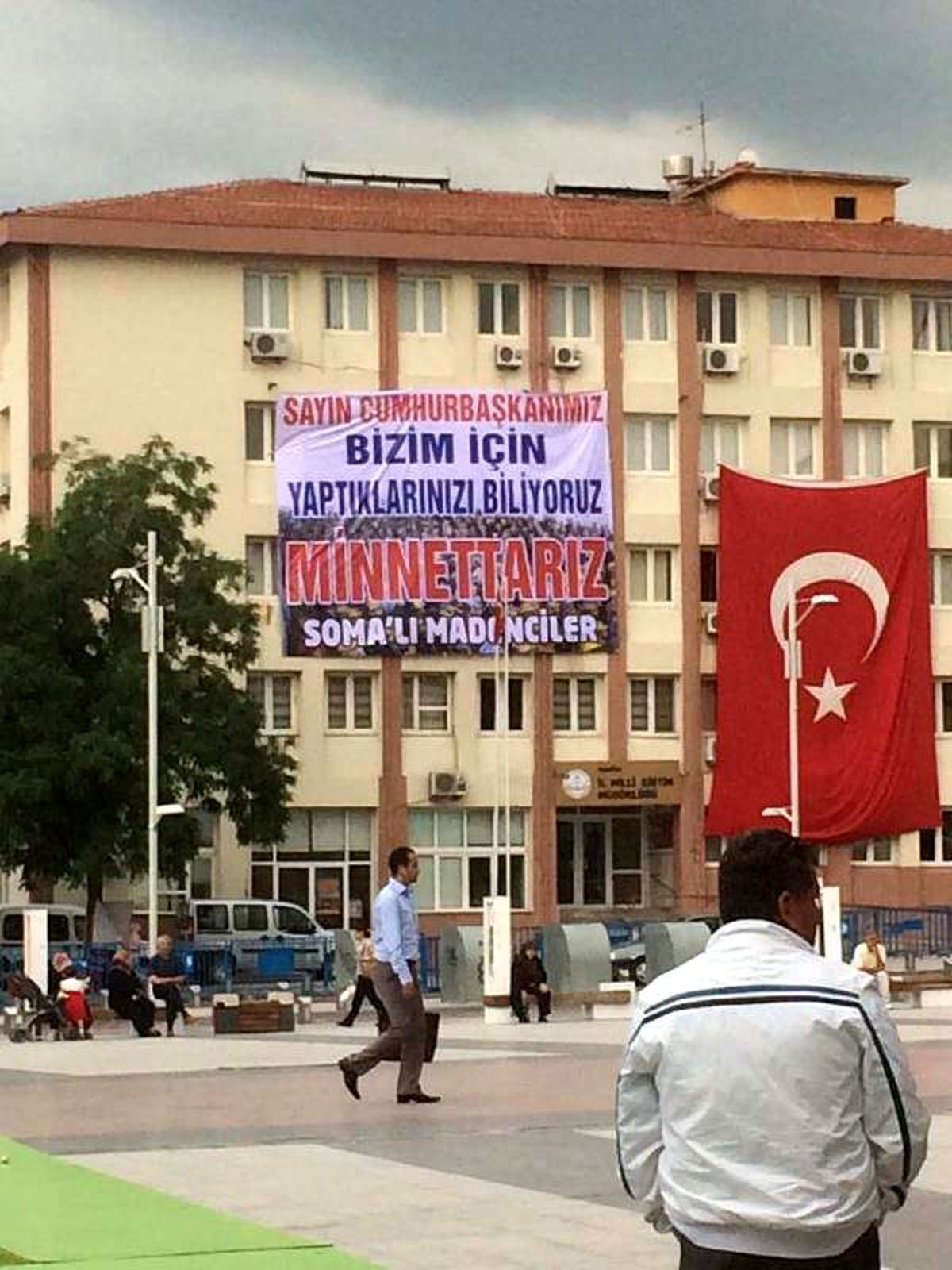 CHP\'li Özel\'den \'Somalı Madenciler\' İmzalı Pankart Tepkisi