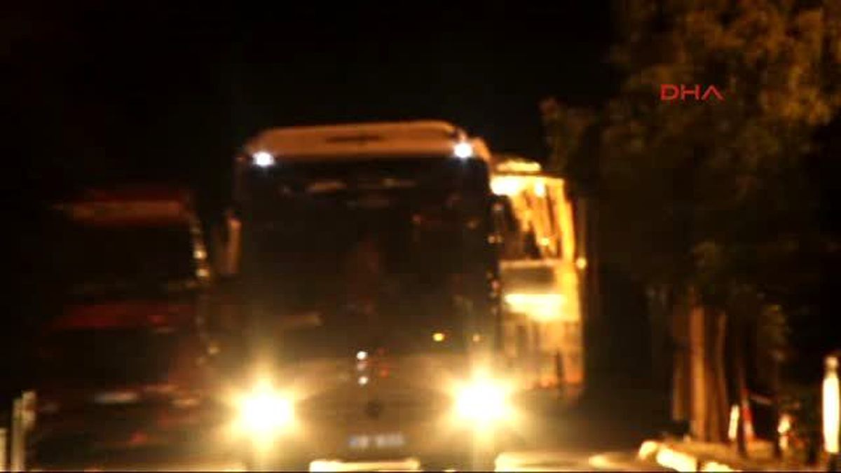 Çifte Kupalı Şampiyon Galatasaray\'ı Tesis Girişinde 1 Taraftar Karşıladı