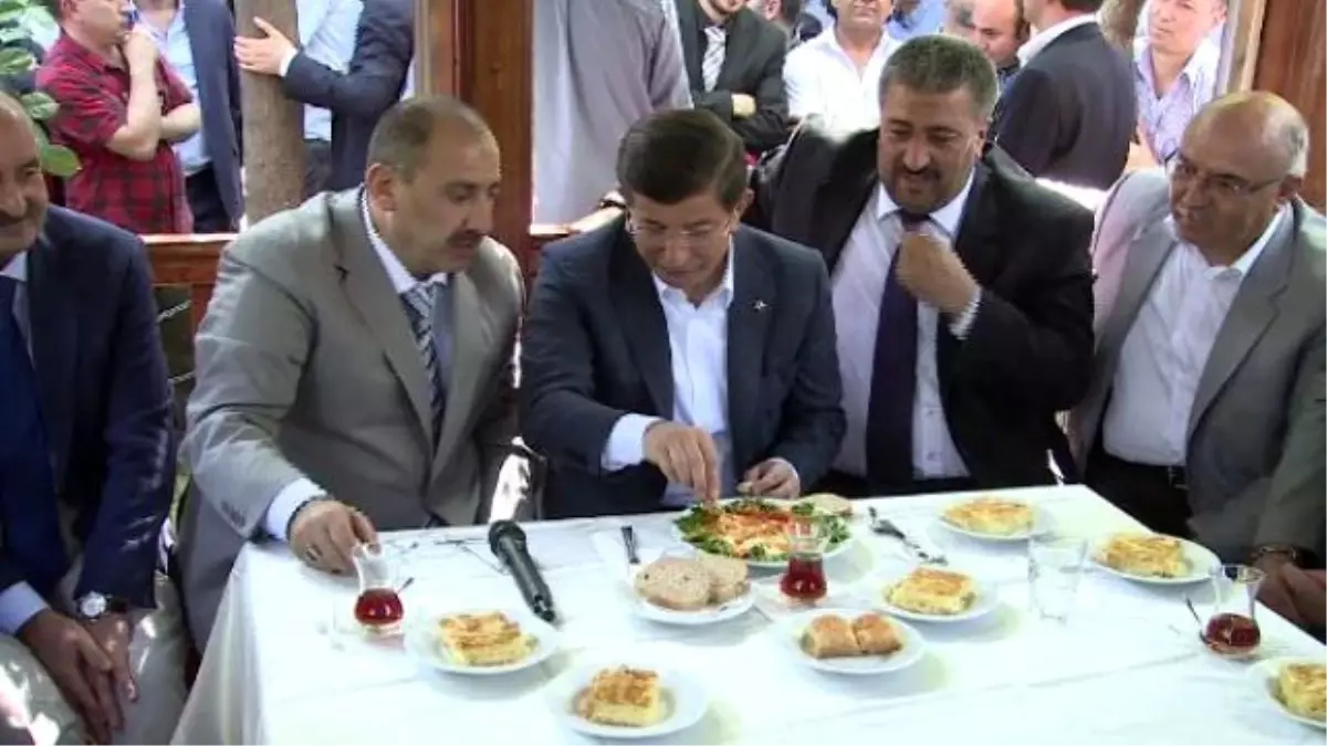 Davutoğlu, Taksicilerle Menemen Yedi