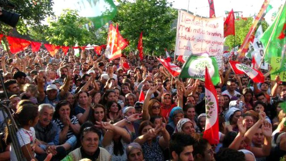 Demirtaş: Başbakan, Cumhurbaşkanı Meydanlarda Bizi Hedef Gösterirse, Birileri Görev Kabul Ediyor -...