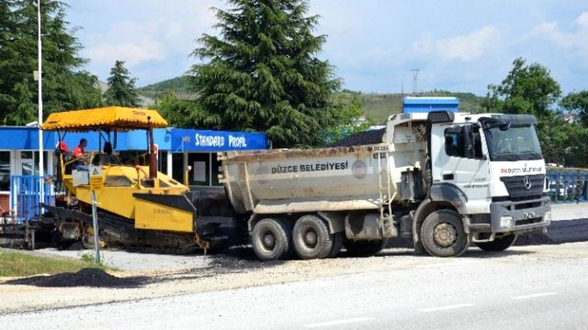 Düzce Belediyesi Asfalt Ekibi Çalışıyor