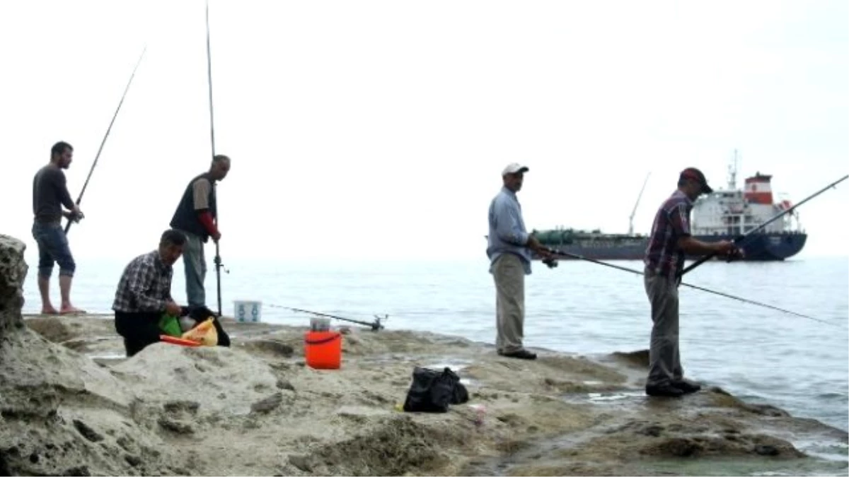 Giresun\'da Hava Sıcaklığını Fırsat Bilen Amatör Balıkçılar Sahile Akın Etti