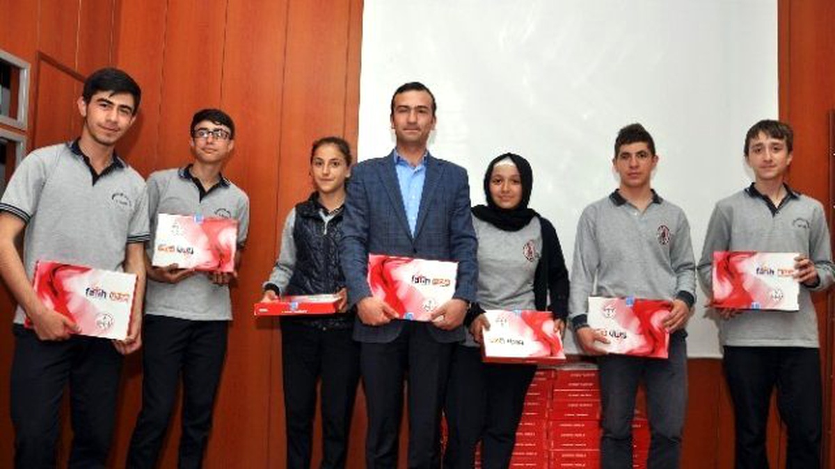 Gümüşhane\'de Öğrencilere 301 Tablet Bilgisayar Dağıtıldı