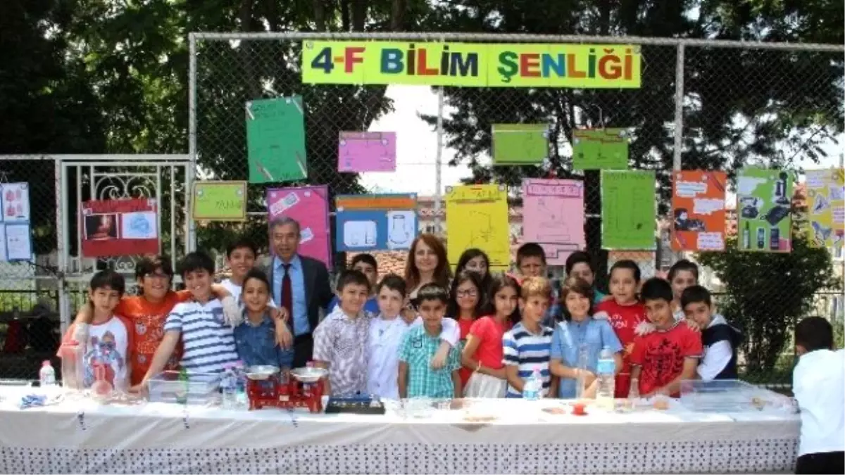 İzmirlioğlu İlkokulu Öğrencileri Bilim Şenliği\'nde Deneylerini Gösterdi