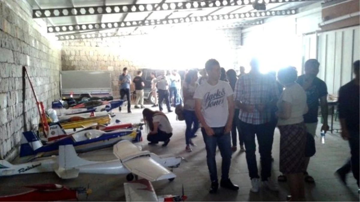 Kayserili Gençler, Portekiz ve Romanyalı Guruba Model Uçak Eğitimi Verdi