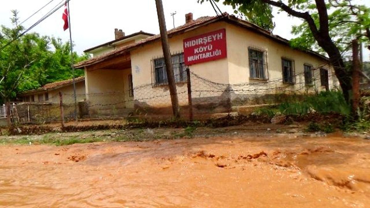 Kırıkkale\'nin Hıdırşeyh Köyünde 3 Evi Sel Suları Bastı