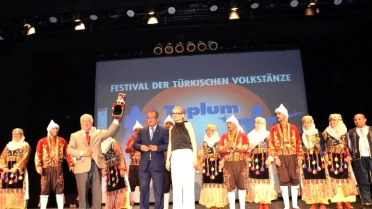 Mersin Halk Dansları Rüzgarı Almanya\'da Esti