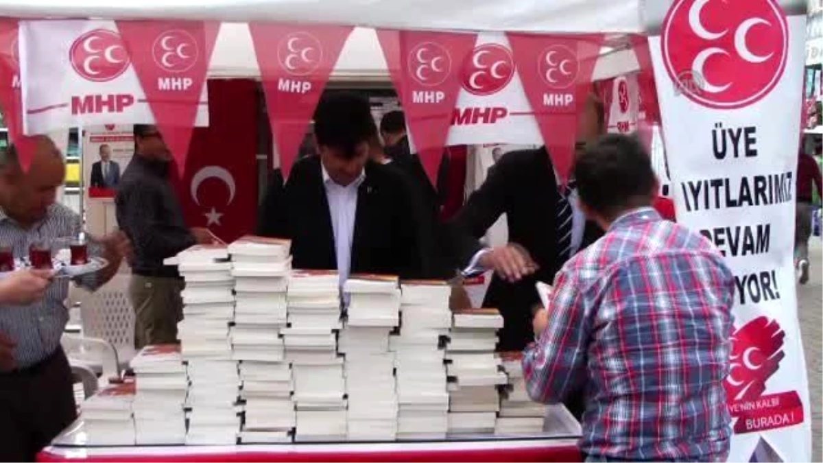 MHP Milletvekili Adayları Kitap Dağıttı