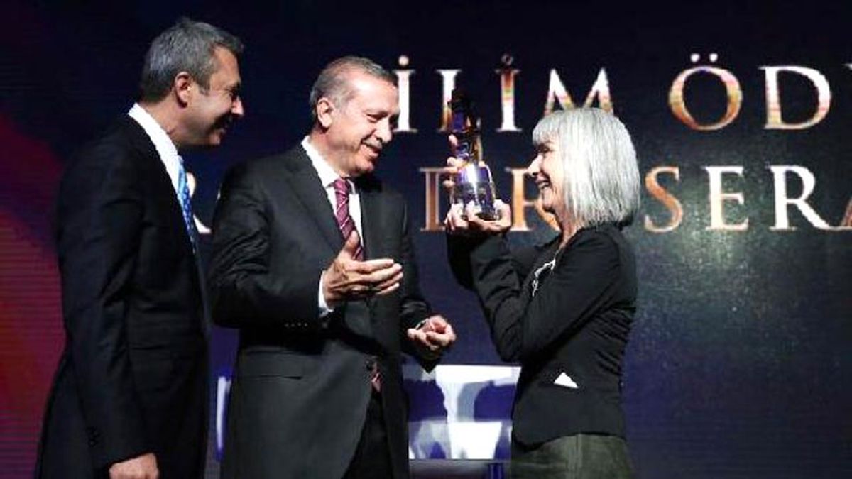 Ödülü Aldı, Huzurevine Koştu
