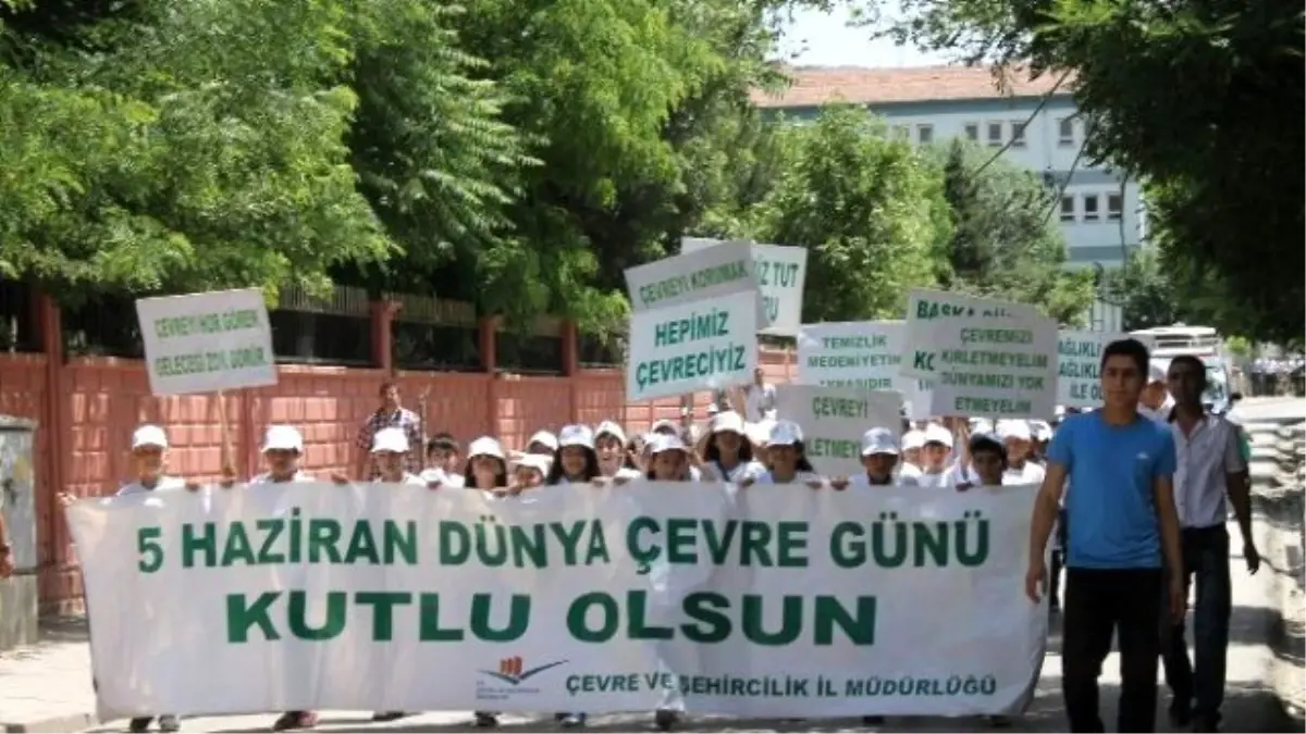 Öğrencilerden Çevre Yürüyüşü