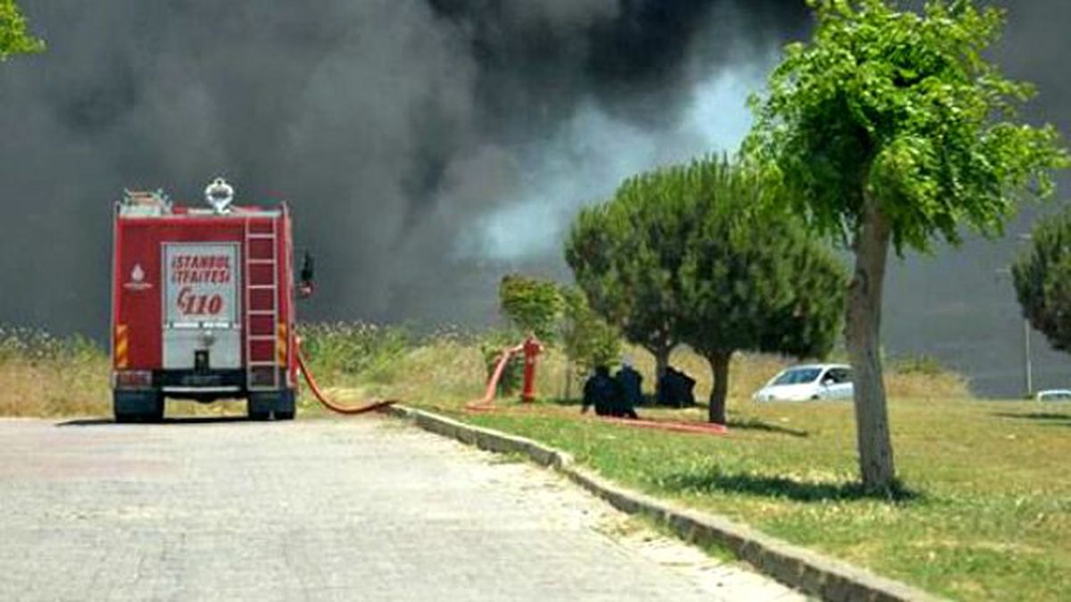 Silivri\'deki Yangında Bir İtfaiye Eri Hayatını Kaybetti