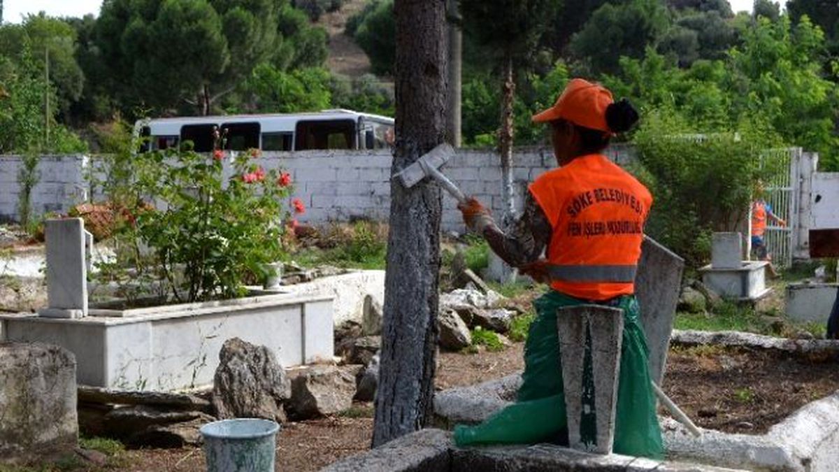 Söke\'de Ramazan Ayı Öncesi Mezarlıklar Temizleniyor
