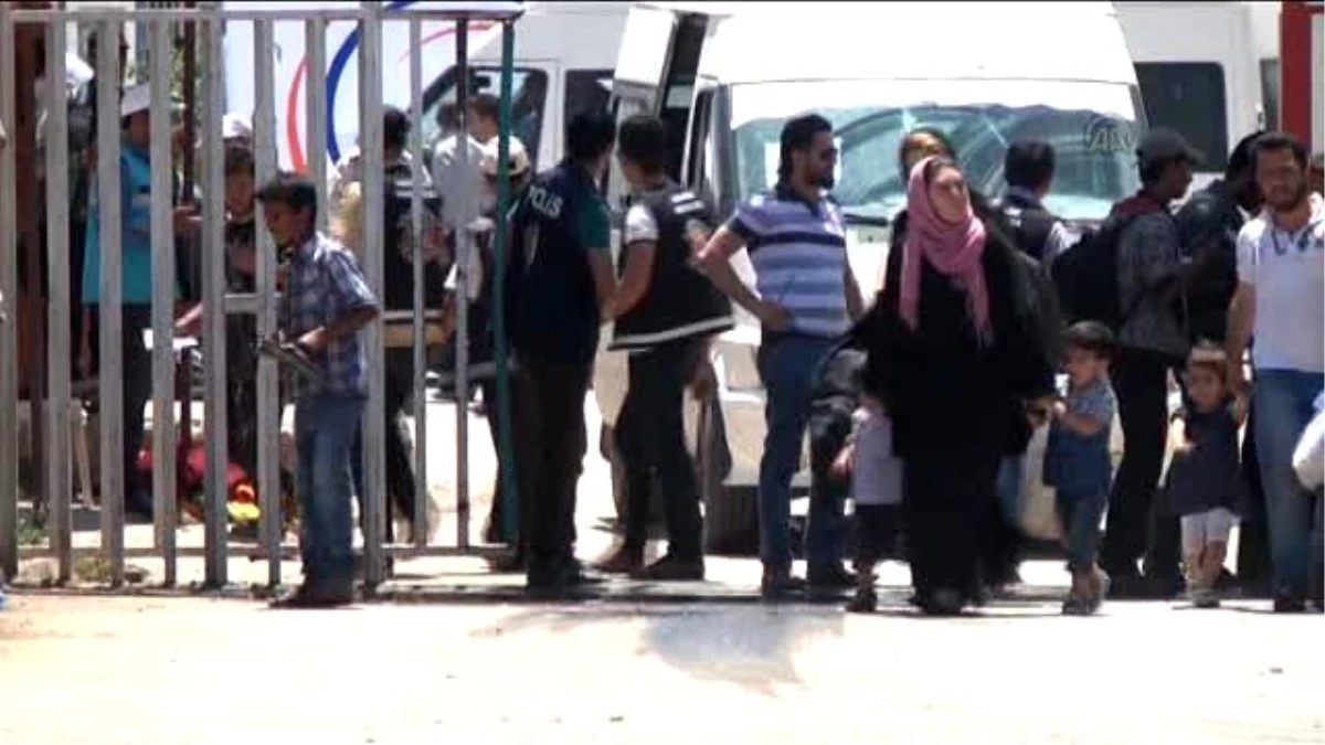 Türkiye\'ye Sığınan Yaklaşık Bin Suriyelinin Kayıt İşlemleri Yapıldı